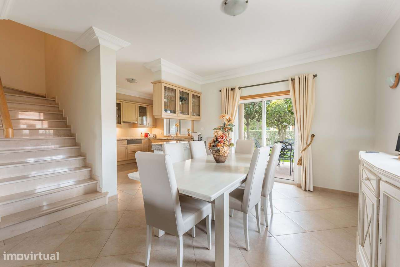 Moradia Geminada V3+1 Apresentada de Forma Magnífica em Resort de Golf - Grande imagem: 5/39