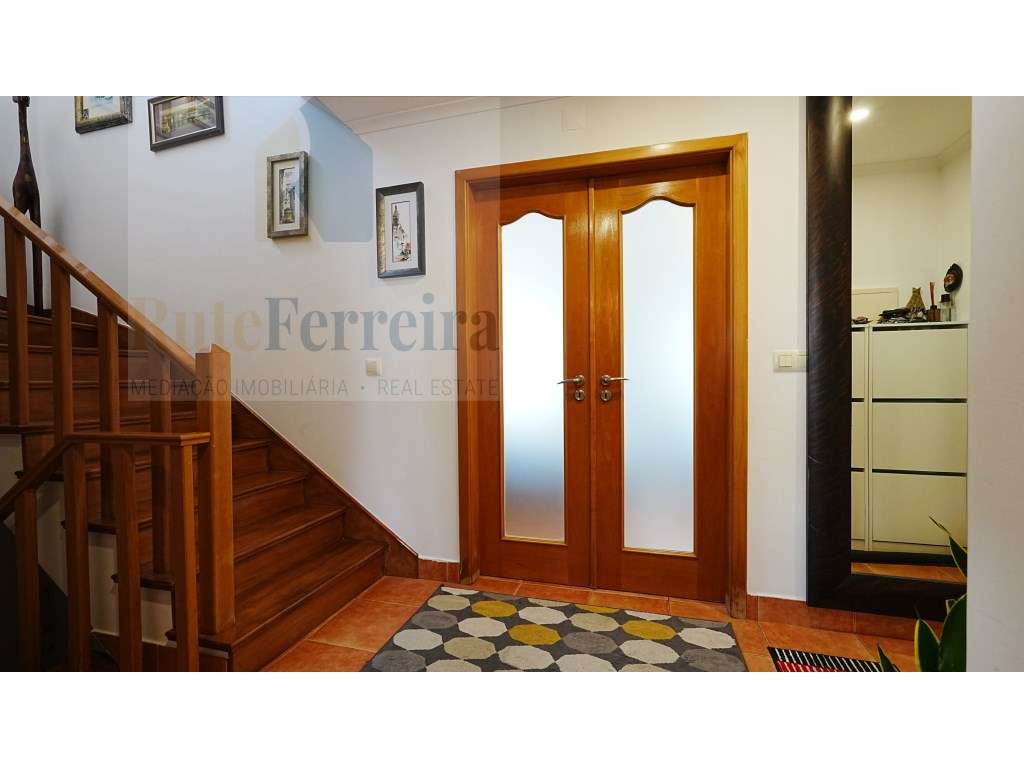 Moradia T3 localizada em São Pedro da Cadeira com jardim-12