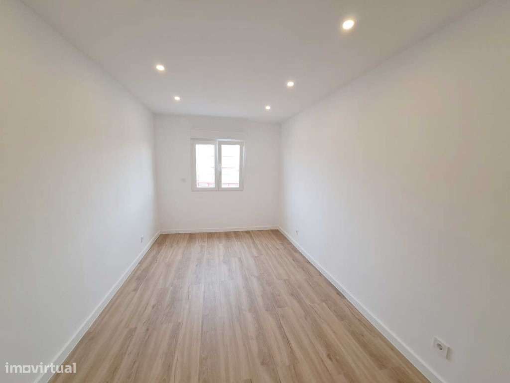 Apartamento T2 com varanda para venda em Camarate, Loures - Lisboa - Grande imagem: 4/25