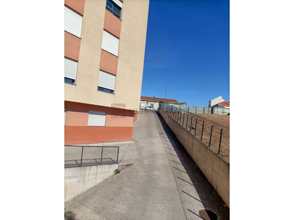 Vende-se Excelente T3 na Pontinha com 2 Lugares de Parqueamento-40