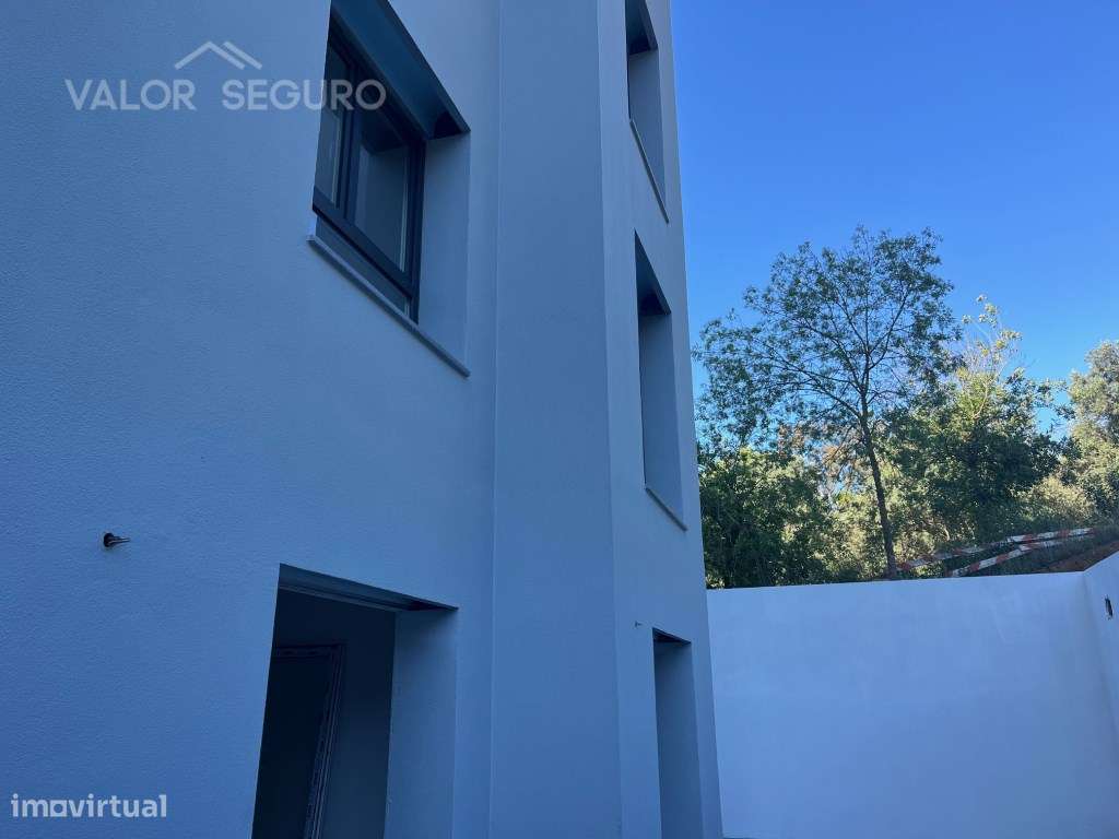 Apartamento T2 novo com garagem 2 viaturas e terraço no Sobralinho-10