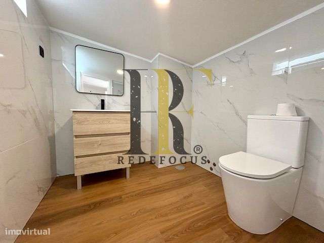 Moradia T4 de Luxo com Piscina e Jardim em Esmoriz-42