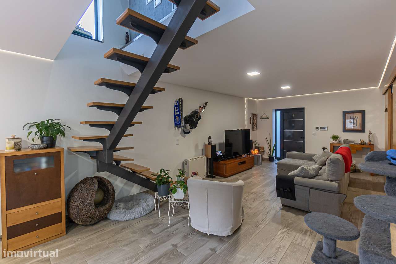 Moradia T4+1 renovada com anexo e jardim em Canidelo-5