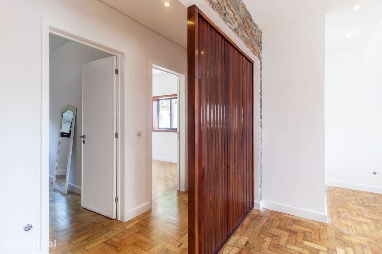 T2 Remodelado com Elegância no Coração de S João da Madeira-9