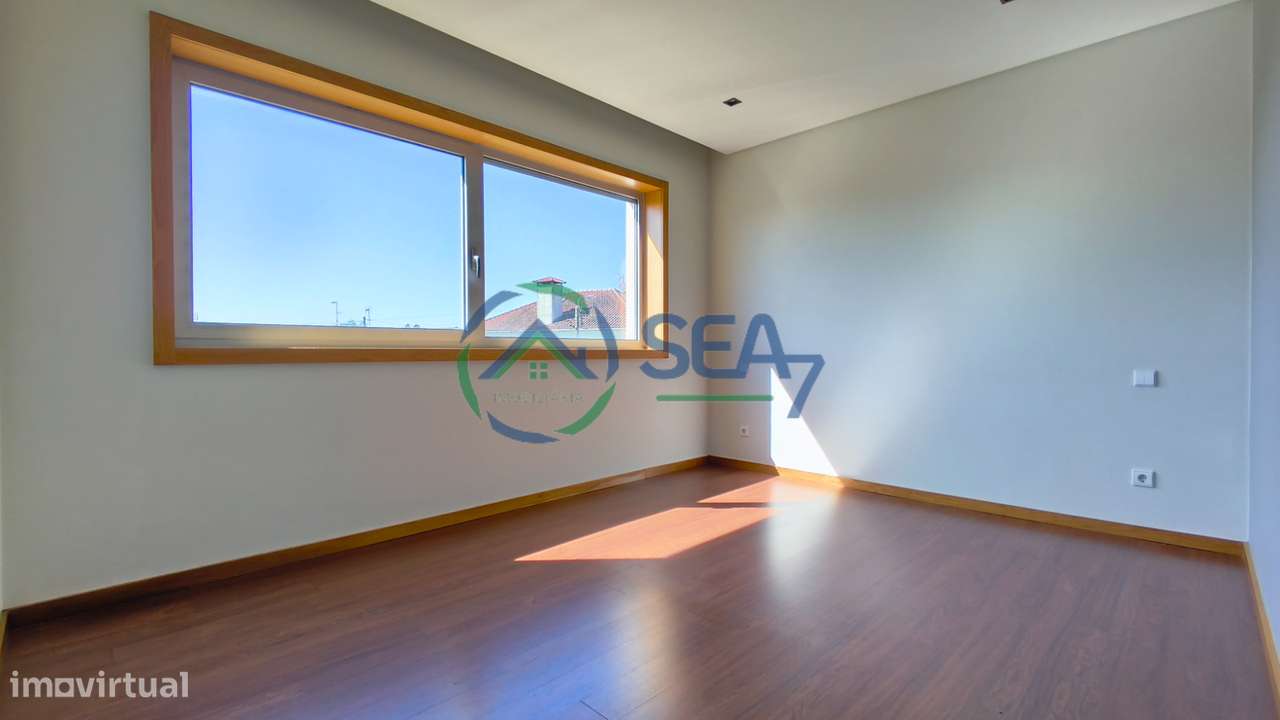 Moradia T6 com grande terreno, Meadela-27