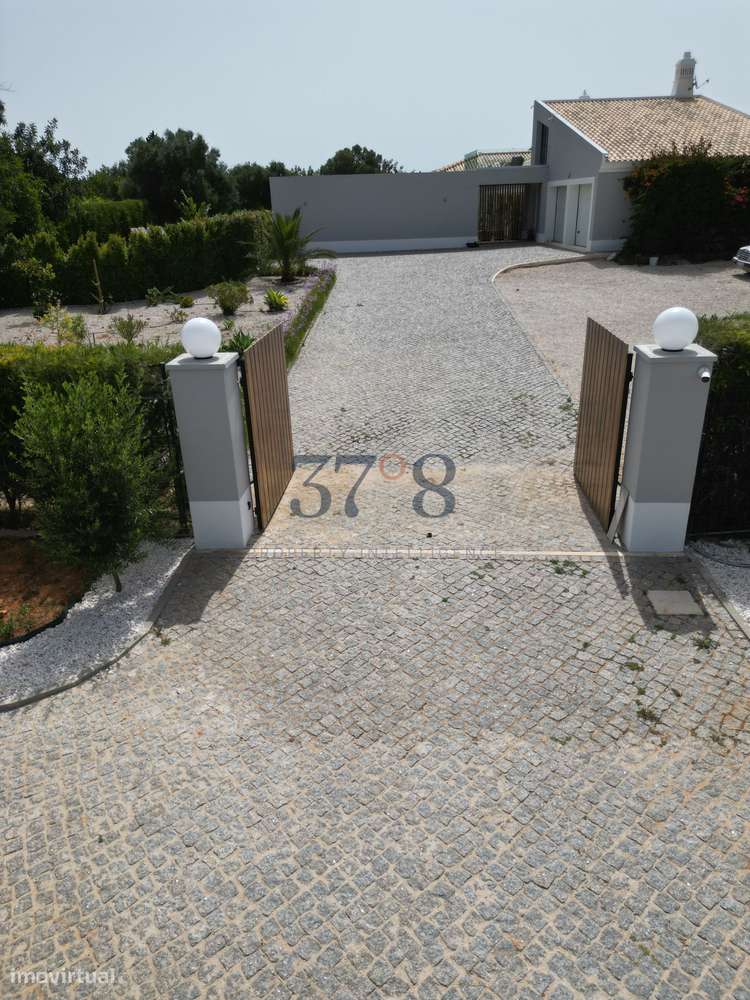 Uma vivenda de 4 quartos com piscina, num terreno de 2 hectares a 10 m-56