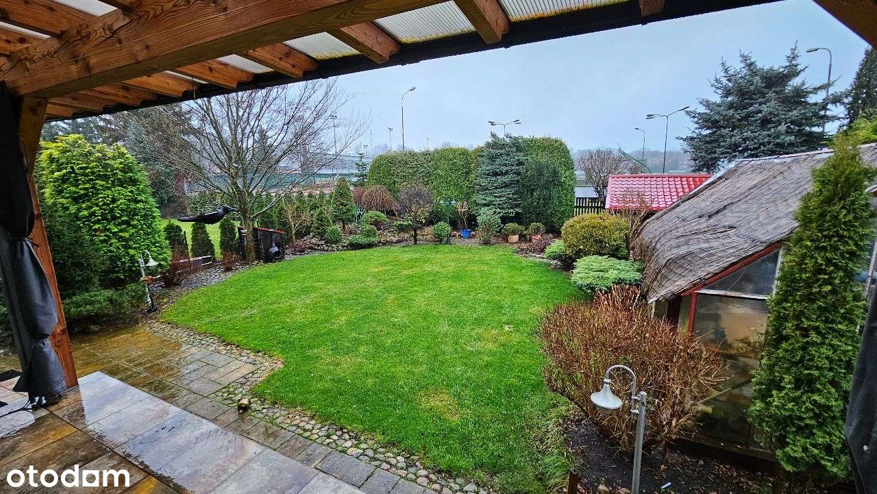 Atrakcyjny dom z pięknie zagospodarowaną działką. Nowa cena !-16