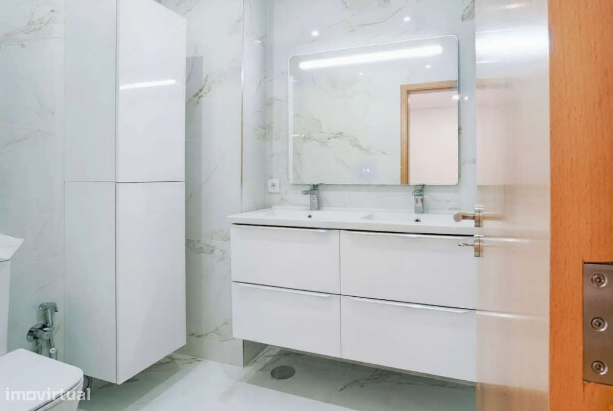 T2 Renovado Excelente Luminosidade, Varandas e Acabamentos Modernos-10