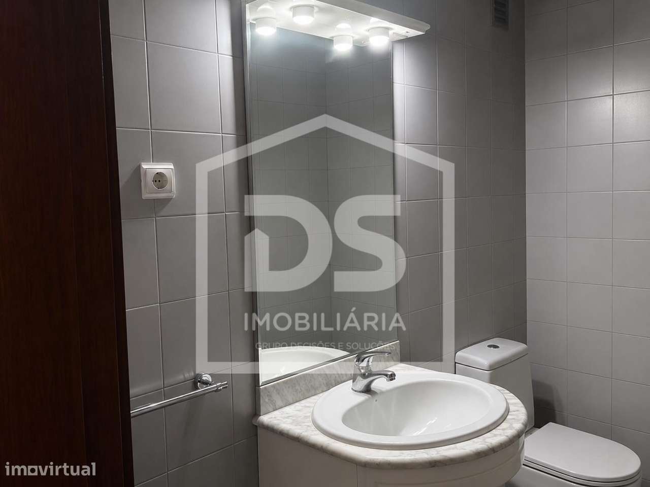 Moradia T4 Premium com Terraço e Garagem - Godim-11