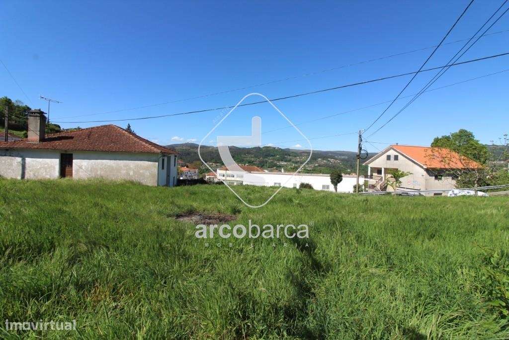 Moradia em pedra para remodelar, com terreno,  à entrada da Vila de Pa-16