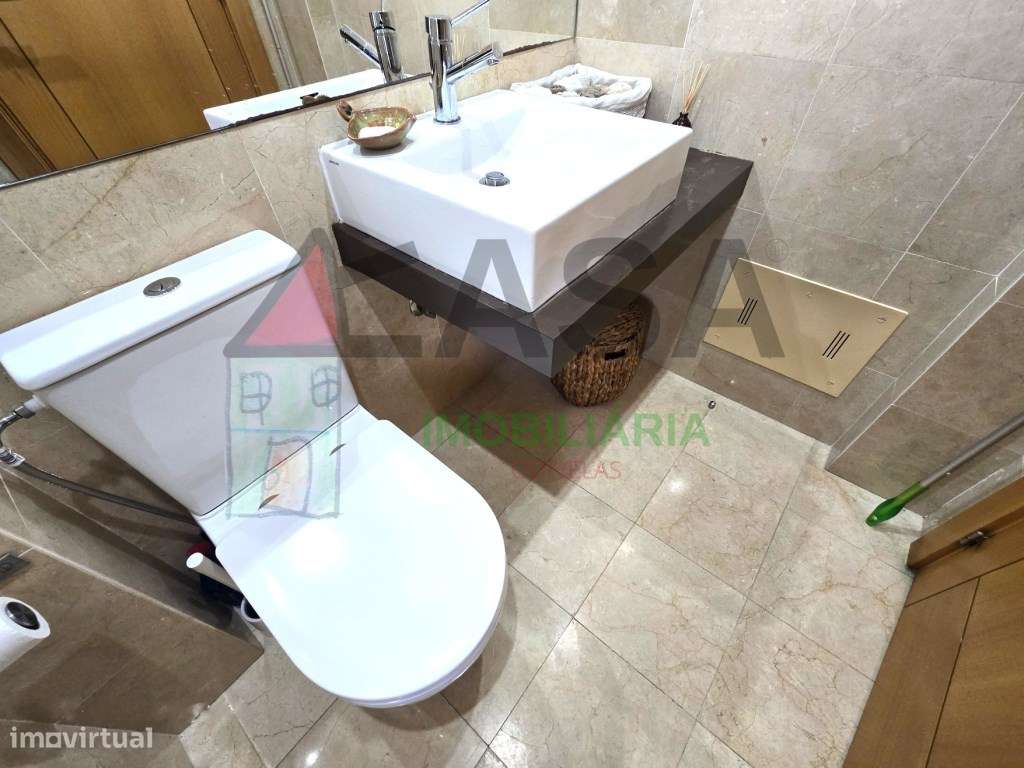 Moradia T4 com Terraço e Vista Desafogada em Loures-15