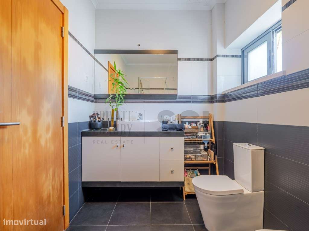 Moradia T4 na Aroeira, contemporânea com piscina e cave-42