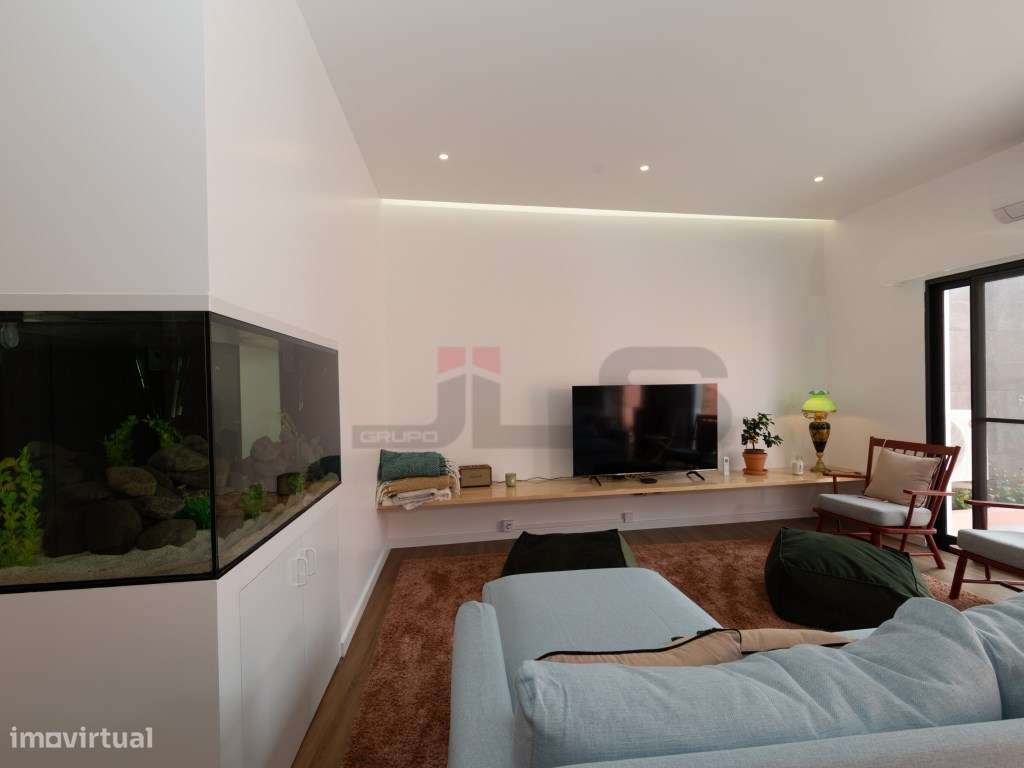 Moradia V4 com Apartamento T1 Anexo, Totalmente Remodelada - Centro...-18