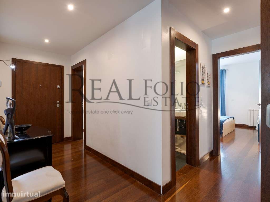 Apartamento T2 Mobilado, com 2 estacionamentos e arrecadação - Grande imagem: 4/27