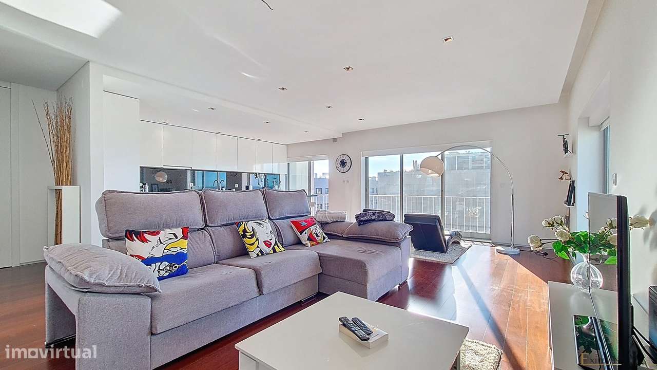 Apartamento T2 com garagem, em Árvore-1