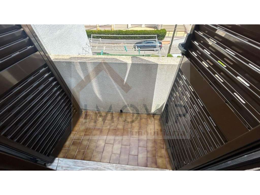 Vende-se T1 totalmente remodelado e mobilado-Monte gordo-5