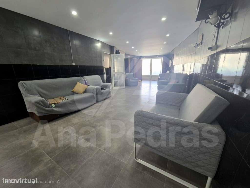 Moradia Bi-Familiar Totalmente Remodelada com Logradouro e Elevado ...-38