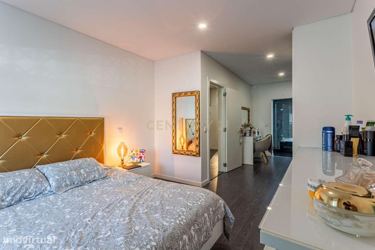 Procura espaço e conforto? Veja este T4 Duplex-23