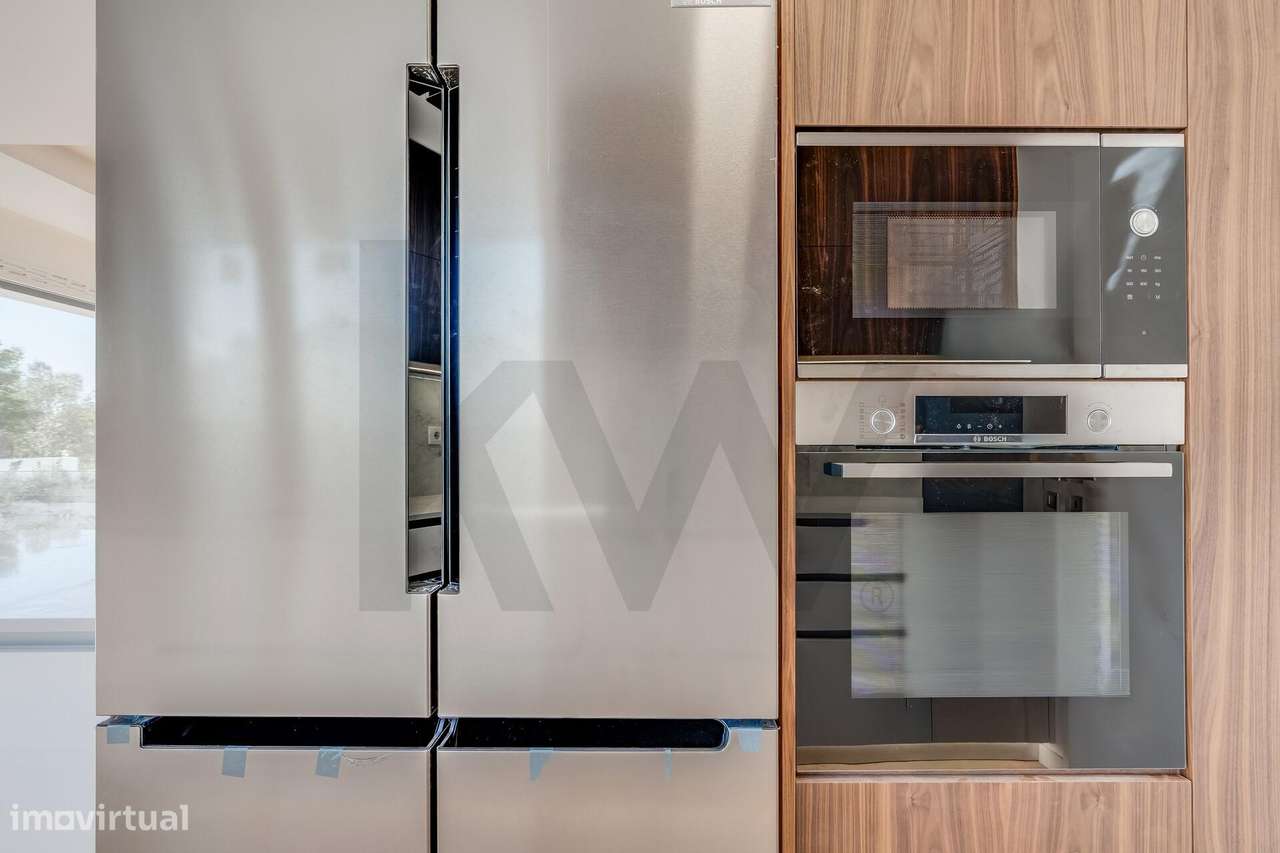 Moradia T4 (+1) em Condomínio Fechado em Cascais com jardim e piscina-8