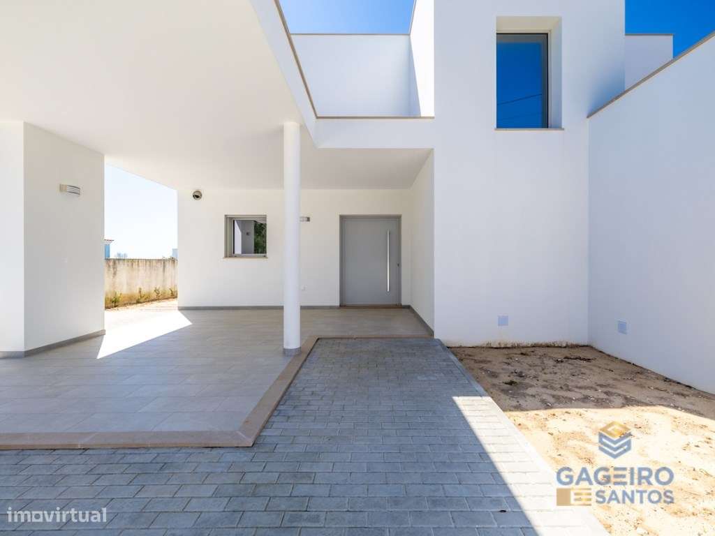 Moradia T4 com piscina, nova e pronta a habitar a 4 km da baía de S...-8