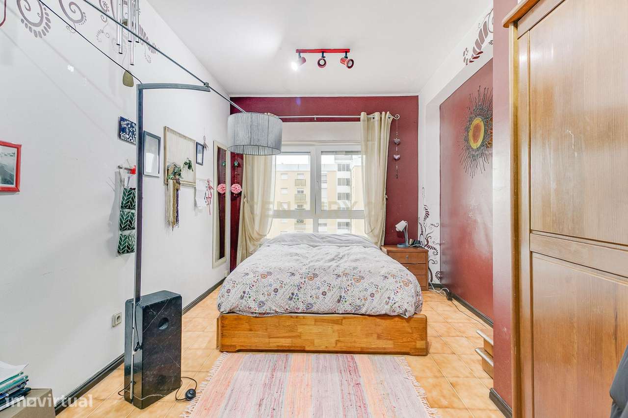 Espaçoso apartamento T4 transformado em T3-14