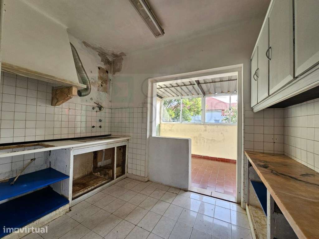 Prédio com Comércio e 2 apartamentos, em Mem Martins, Sintra-43