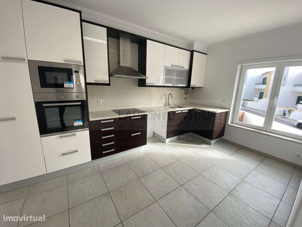 Vende-se excelente Moradia V3+1 na Ericeira, com vista mar.-8