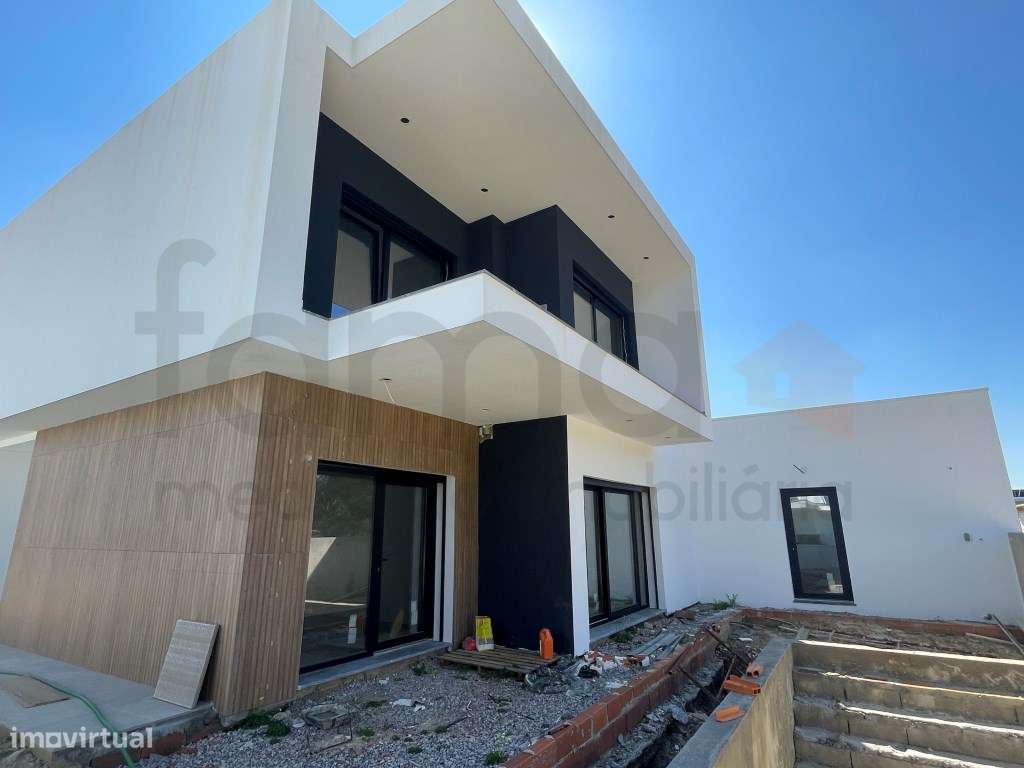 Moradia T3 com jardim e piscina em zona residencial tranquila - Grande imagem: 5/60