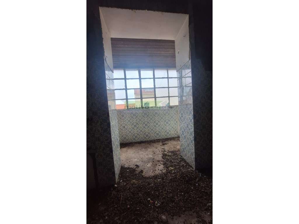 Moradia T2 com 2 Pisos no Coração de Campolide, Lisboa-10