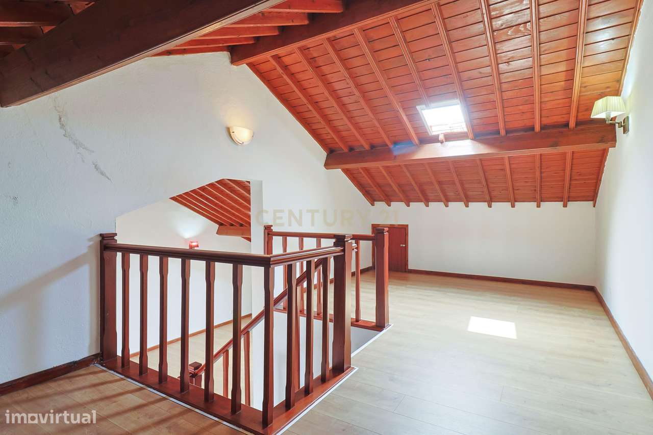 Moradia T2+1 com sótão, garagem, jardim e logradouro – Ponta Delgada-39