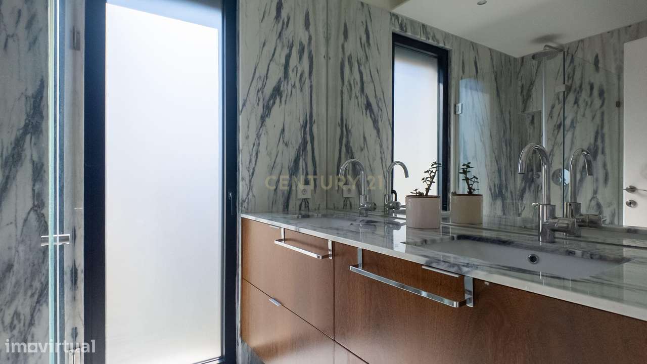 Moradia de Luxo | Construída em 2023 | Design Contemporâneo com Piscin-18