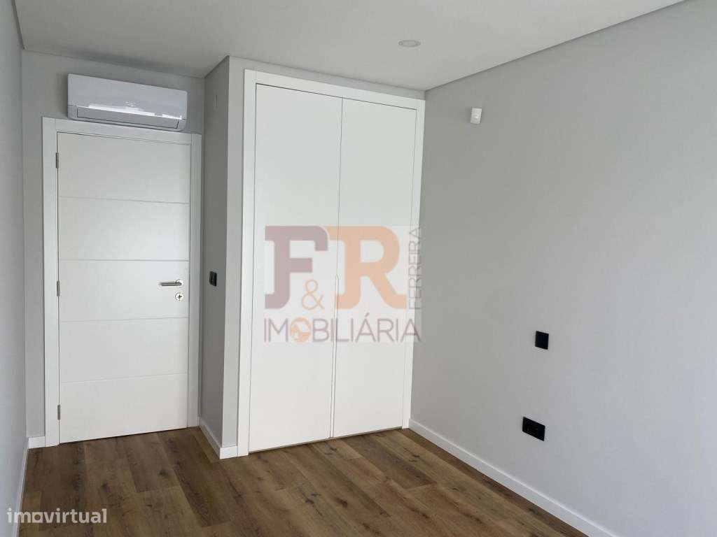 Moradia T3 em zona privilegiada de Pinhal General Fernão Ferro acab...-13
