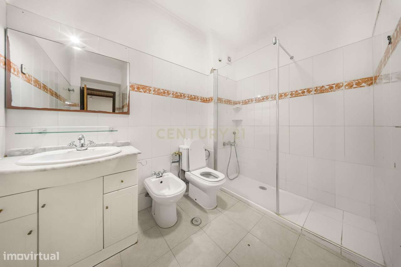 T3 Luminoso em Santa Marta do Pinhal – Espaço e Conforto no Coração de-18