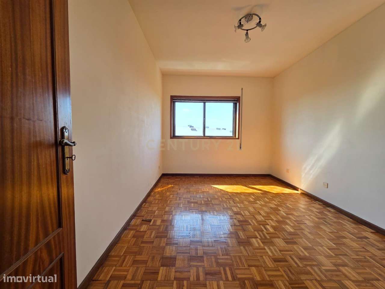 APARTAMENTO T2 | VARANDA | LUGAR DE GARAGEM | ARRUMOS | ELEVADOR | GON-16