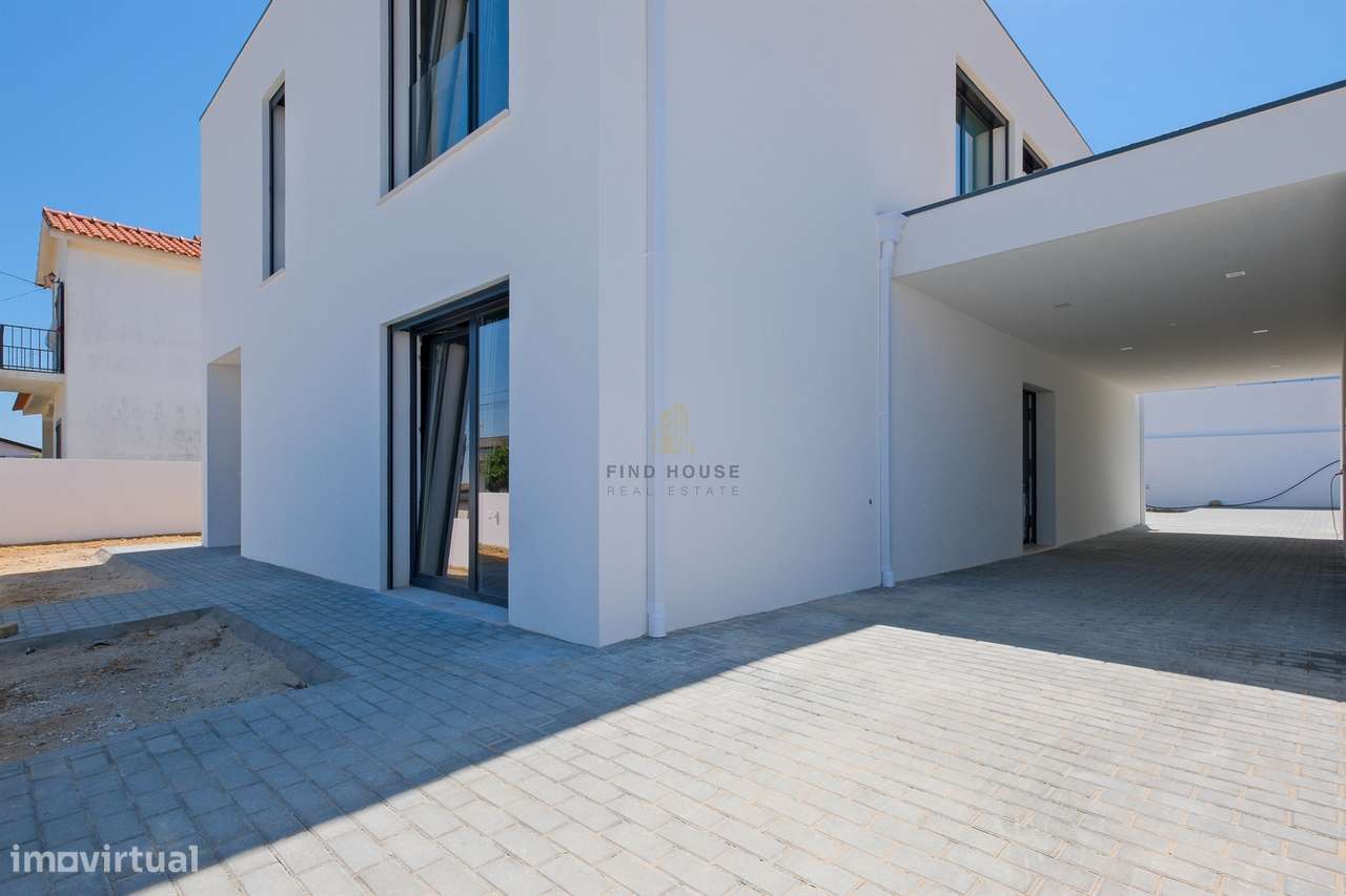 Vende-se Moradia Isolada T4 com garagem, piscina e jardim em Albarraqu-45