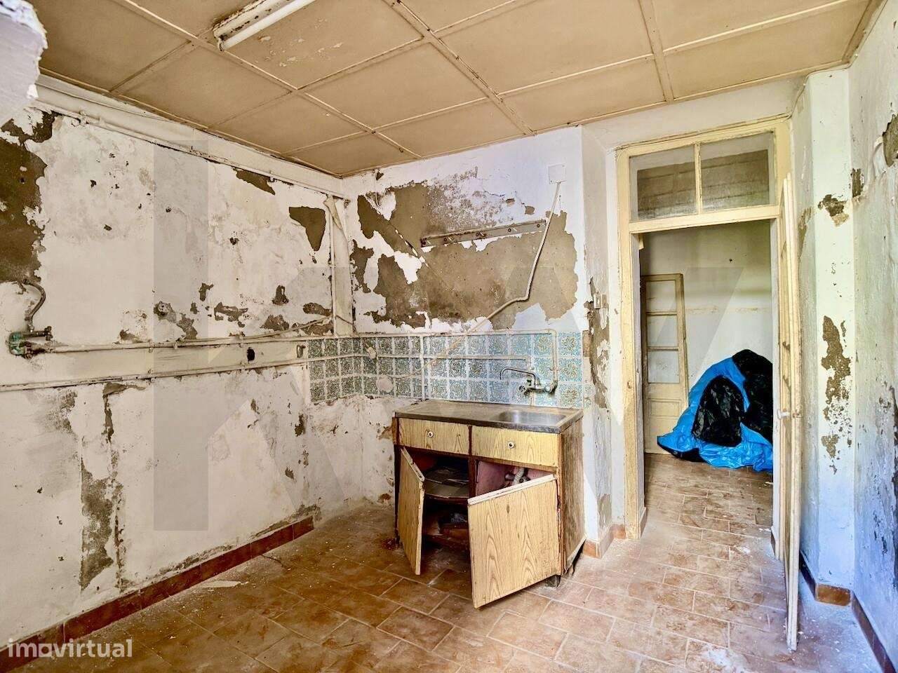 Moradia T3 para recuperar — no coração do centro histórico de Santiago - Grande imagem: 4/16