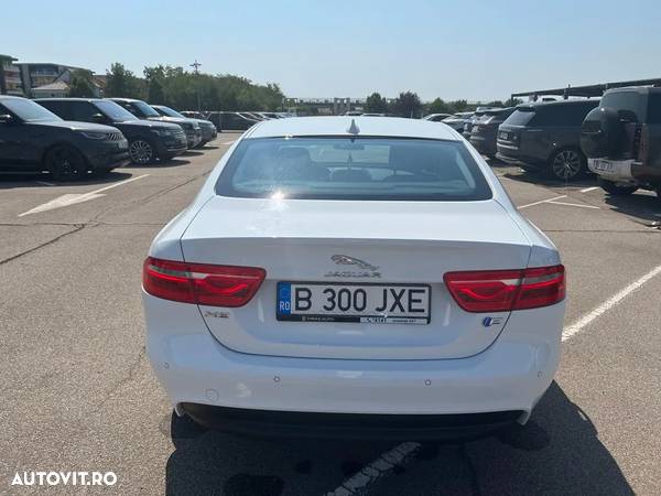 Jaguar XE 2.0 Pure - 5