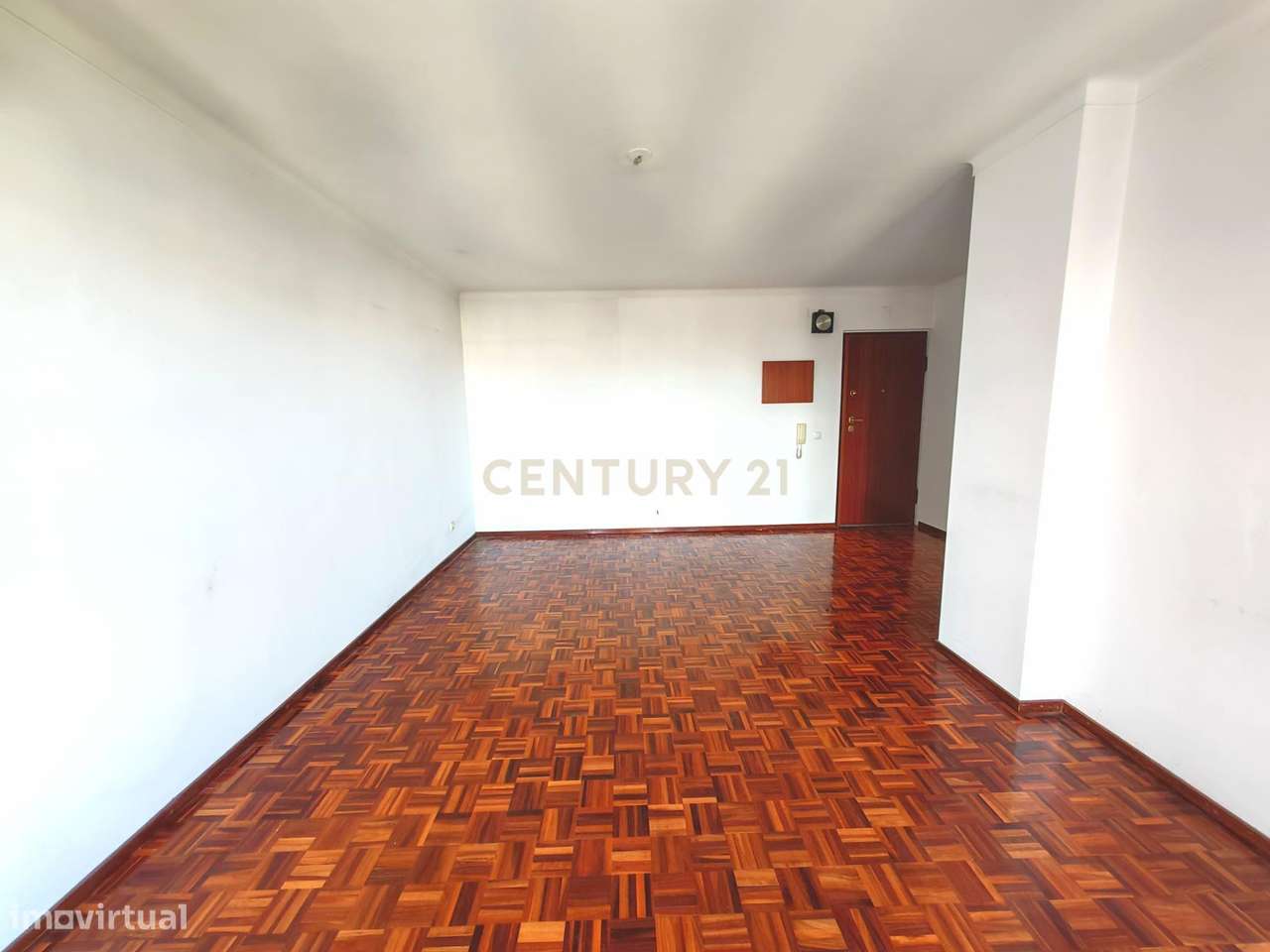 Apartamento T3 renovado recentemente com vista de Rio e Lisboa nos Oli-3