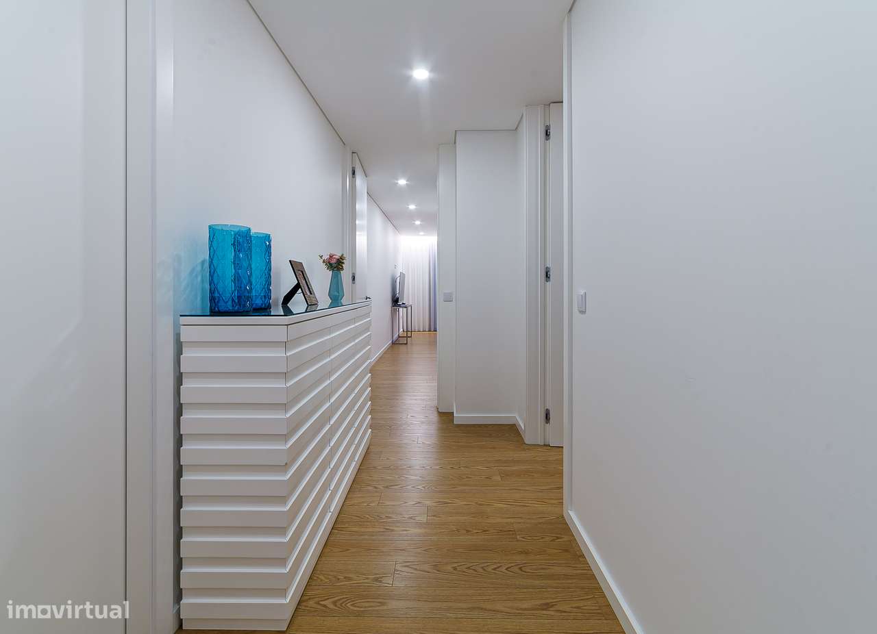 Exclusivo apartamento T3+1 seminovo, com 190m2, três frentes e box-19