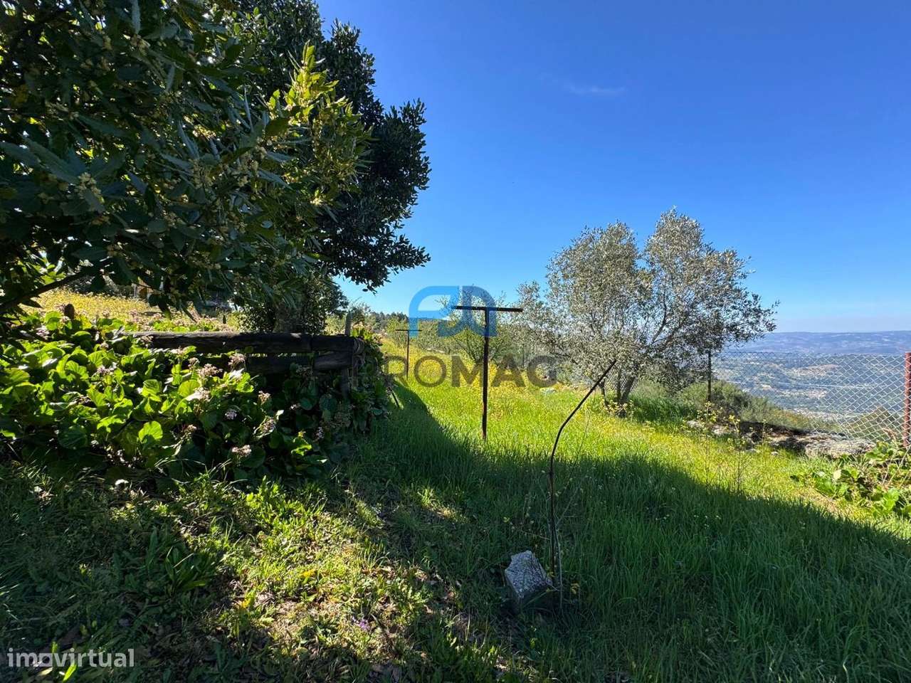 Moradia com excelente área, piscina e plena privacidade-12