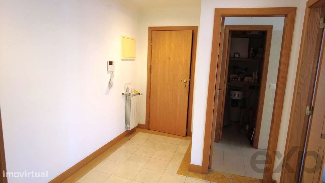 Apartamento T2 de 130m2, elevadores, parqueamento  e muita luz - Grande imagem: 4/21