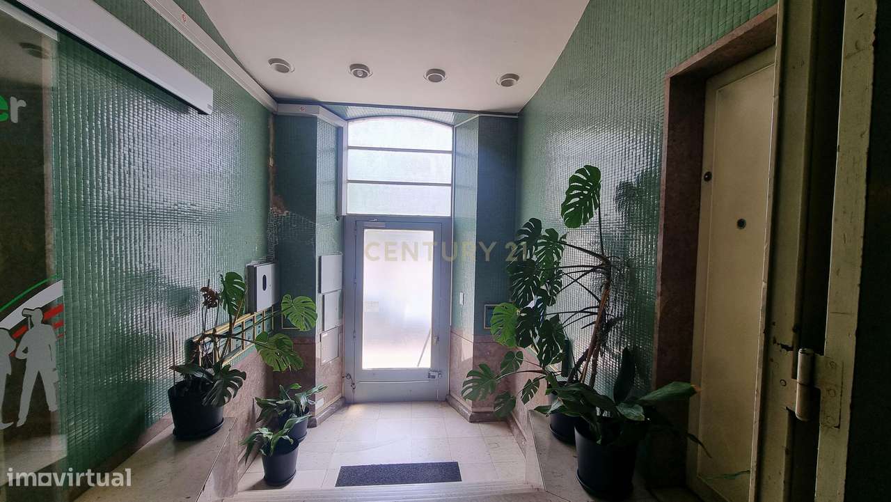 Apartamento Pombalino de Charme com 8 Assoalhadas – Av. Almirante Reis - Grande imagem: 2/37