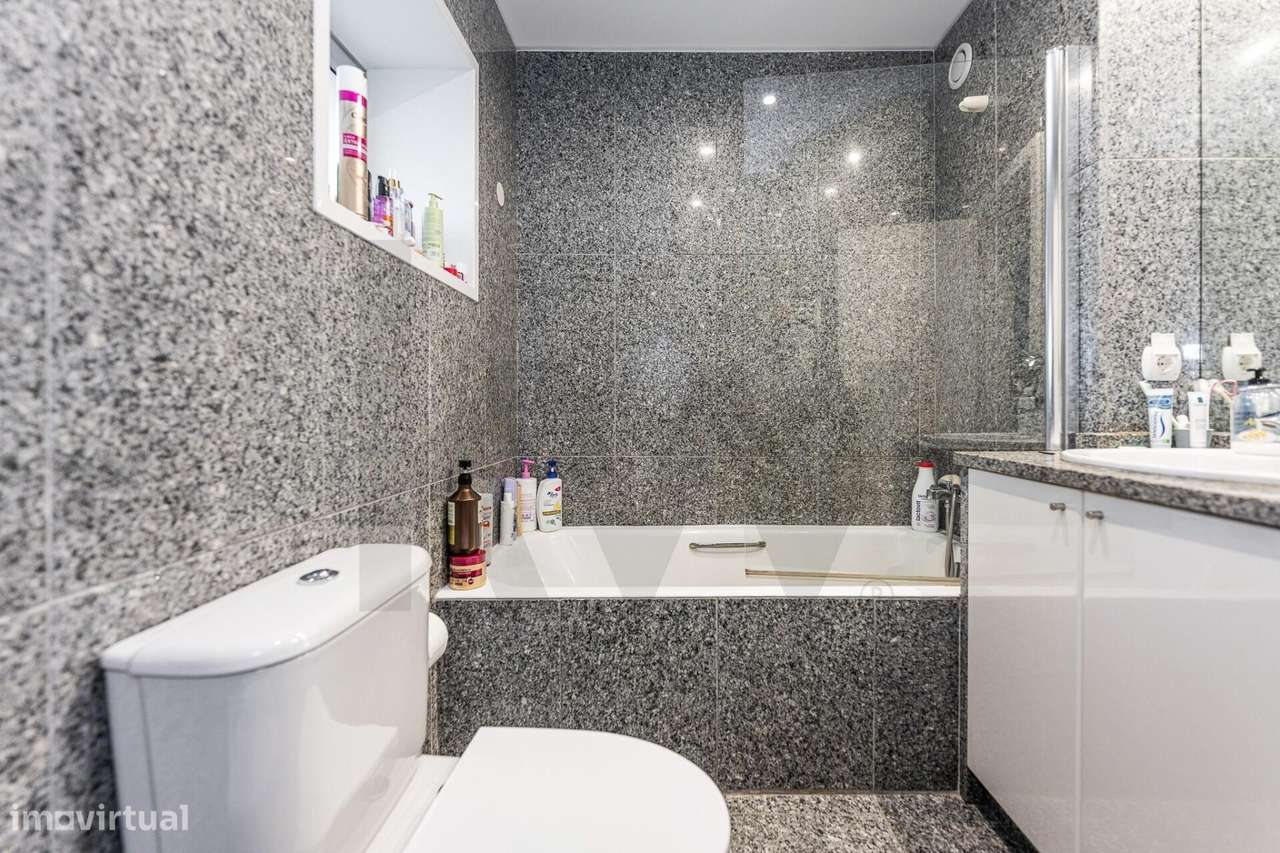 Excelente T5  em Condominio Fechado a Marechal Gomes da Costa, Porto-12