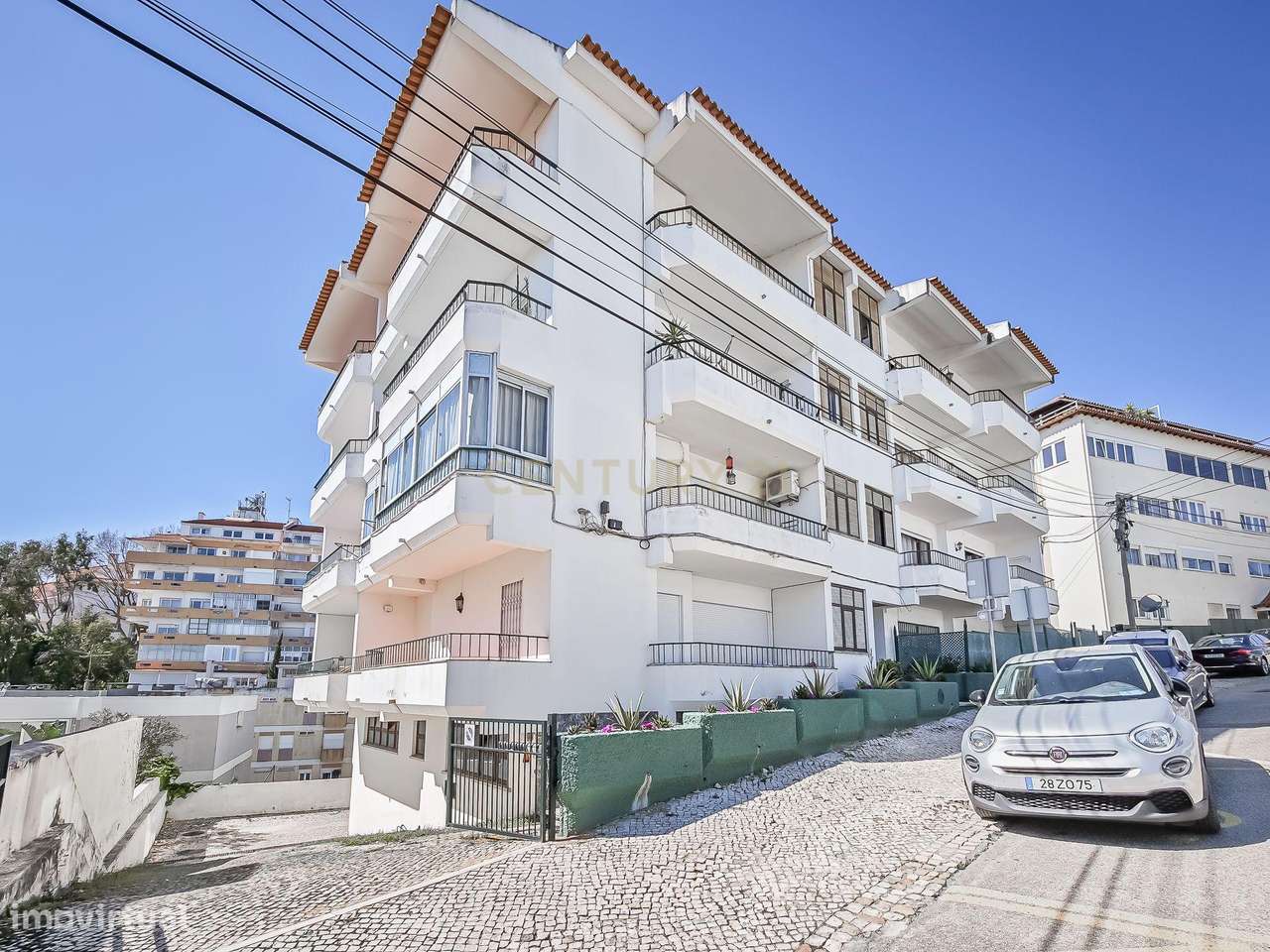 Viver no Estoril: T2 Renovado com Vista Mar, a 5 min a pé da Praia e d-25