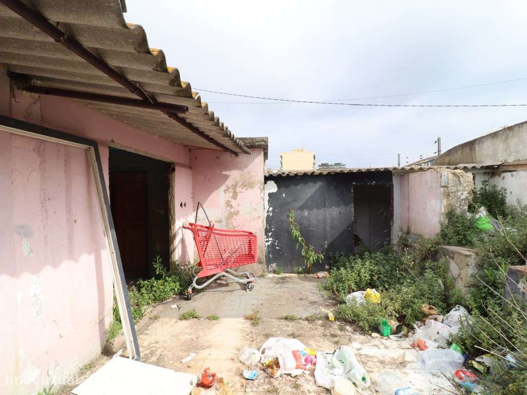 Duas moradias geminadas à venda na rua Miguel Bombarda, Barreiro-17
