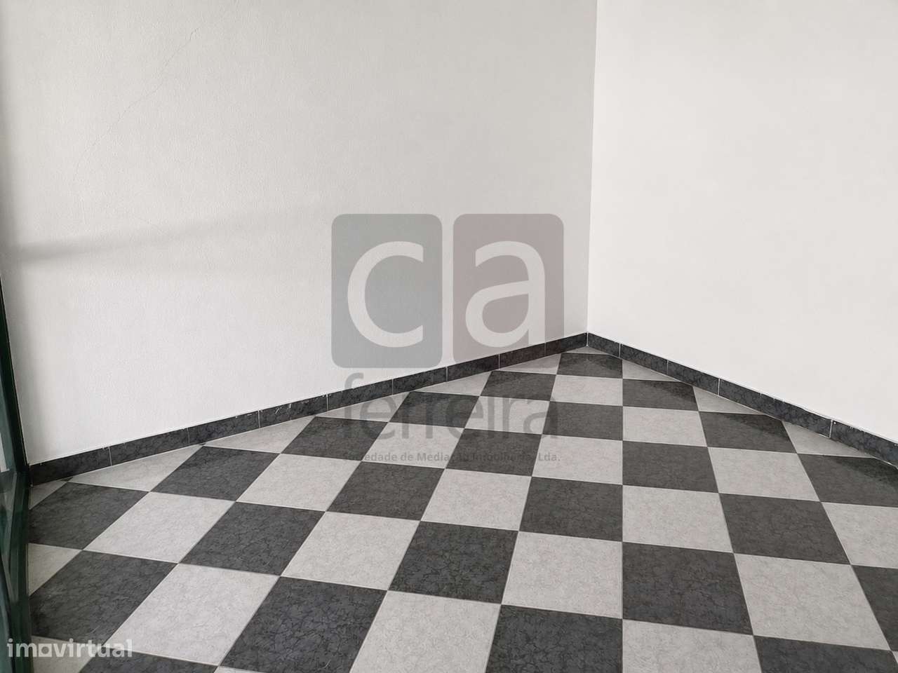 LOja com possibilidade para Moradia T3-9