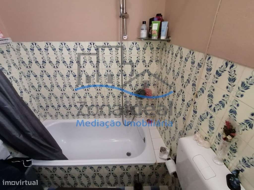 Moradia com dois pisos e logradouro, localizada em Alenquer-13