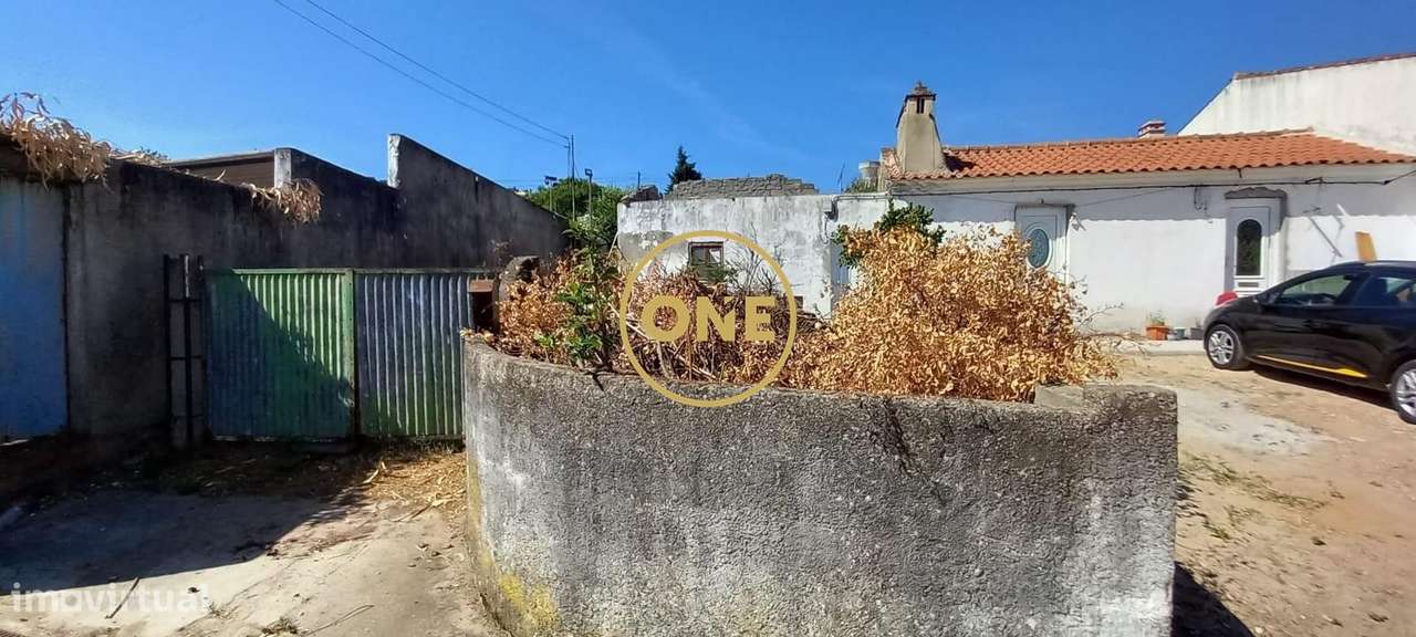 Quinta com 2.048 m2 para recuperação total em Santa Margarida da Couta-1
