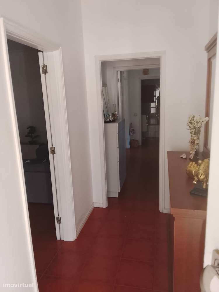 Moradia T3 com jardim, cave e varanda a 10min do Castelo da Maia-6