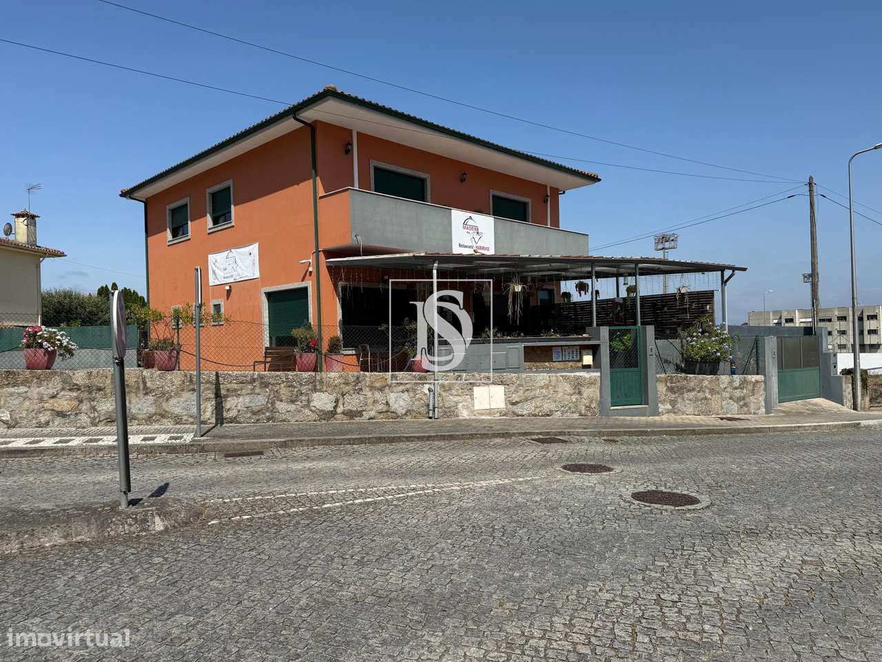 Moradia T3 + Espaço Comercial-16